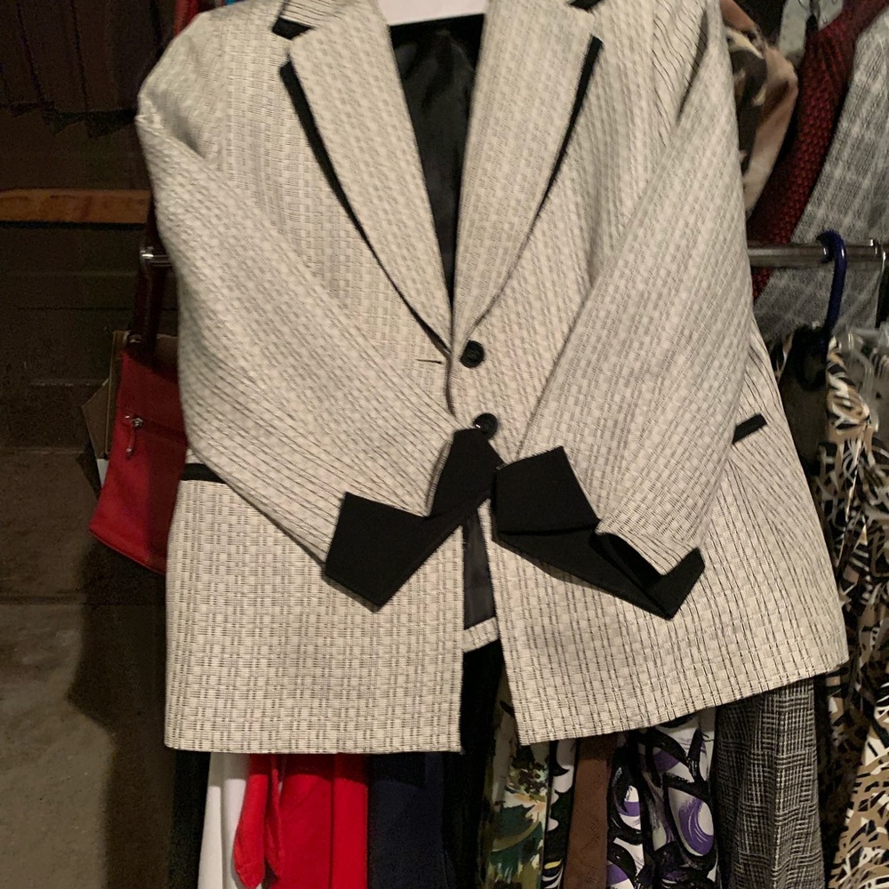 Women’s Bkazers - Picture 6 of 16